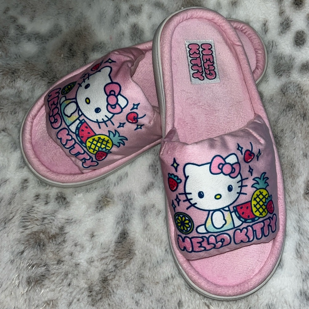 Hello Kitty Slippers - Picture 2 of 7